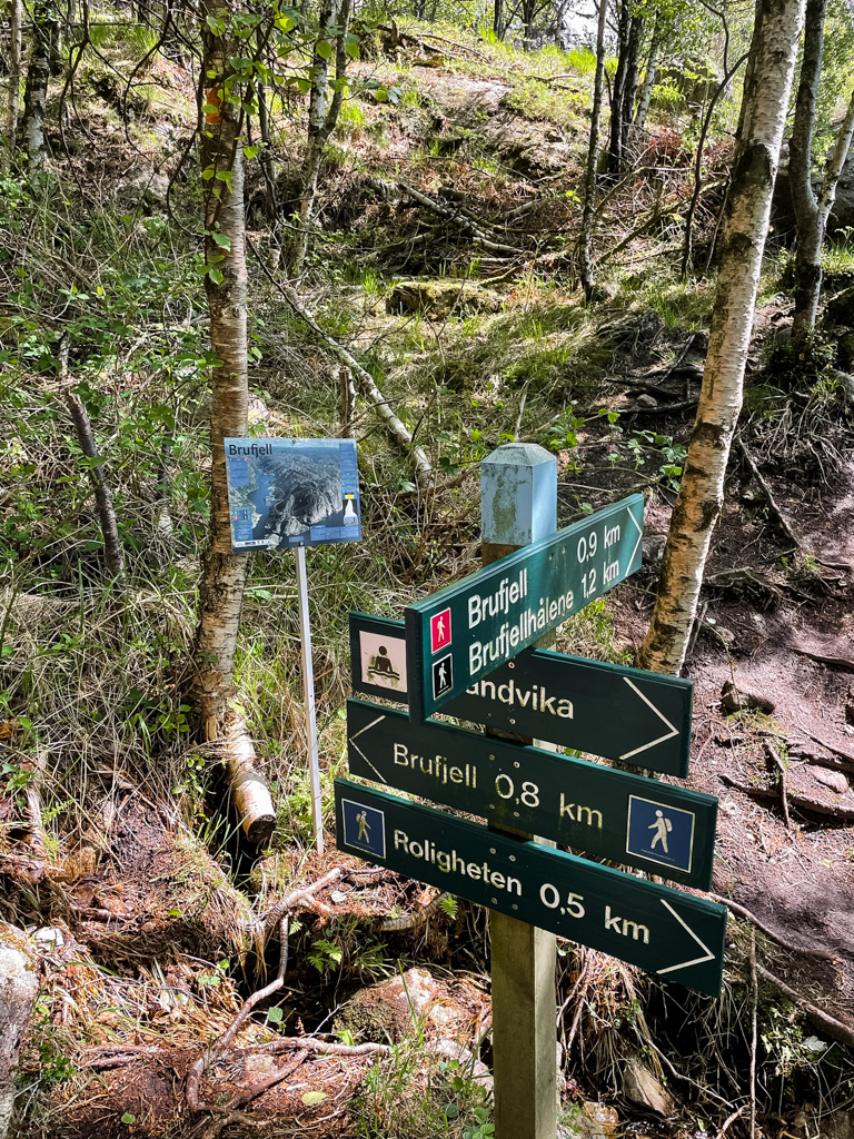 Trail markings on Brufjellhålene hike